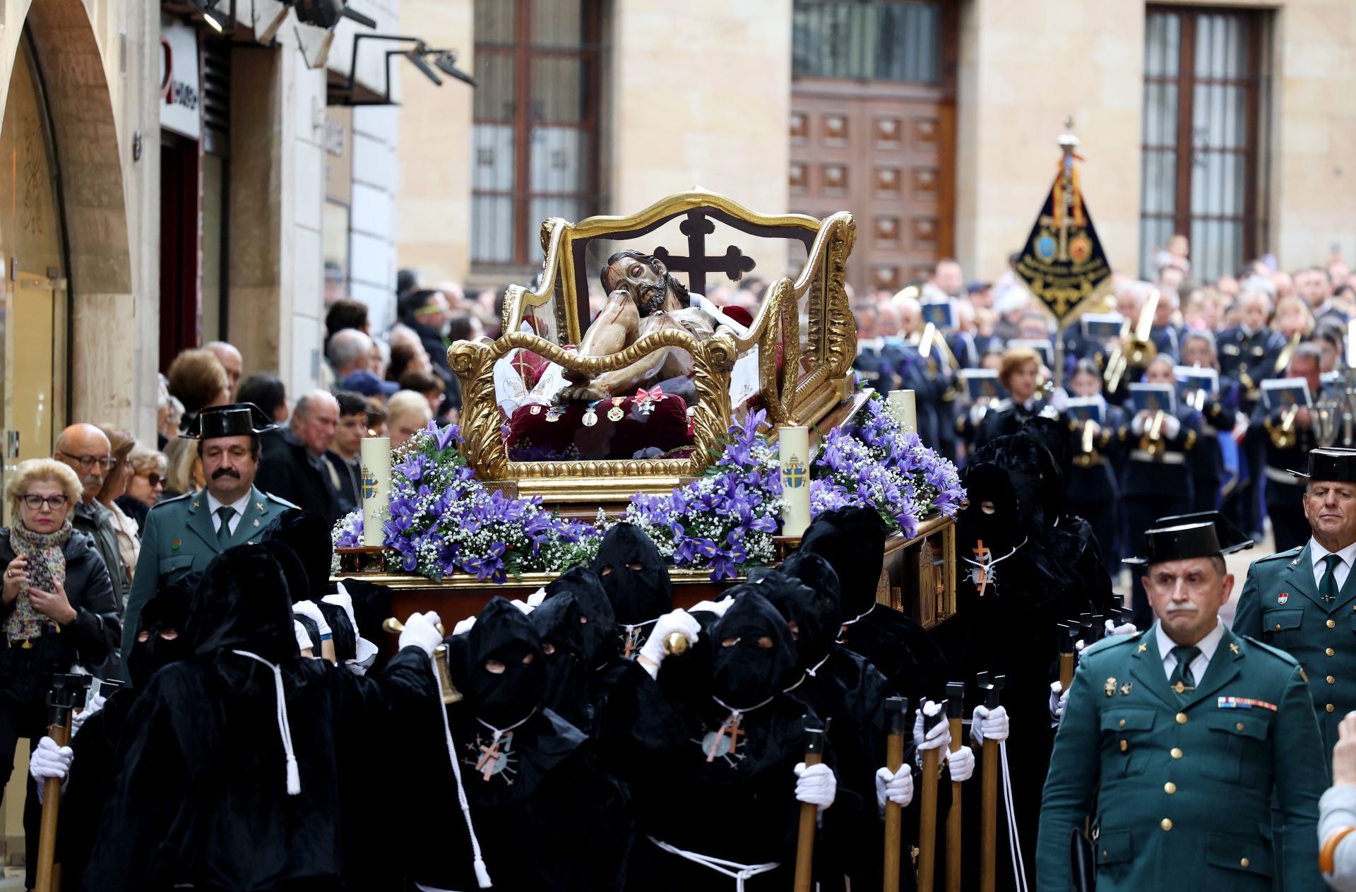 Fotos: La devoción por el Santo Sudario en la Catedral de Oviedo y la procesión del Santo Entierro