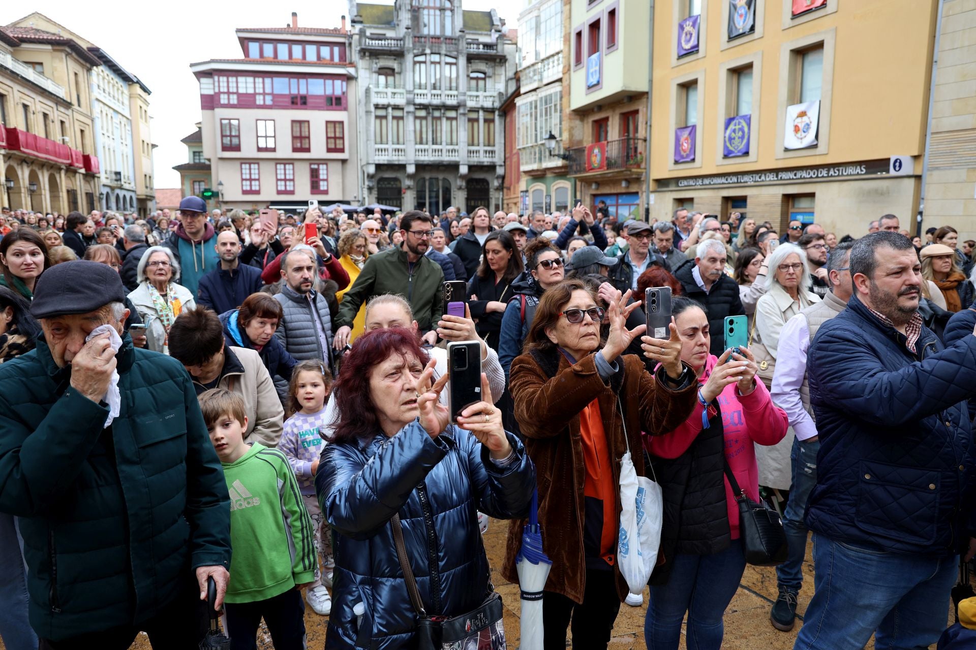 Fotos: La devoción por el Santo Sudario en la Catedral de Oviedo y la procesión del Santo Entierro