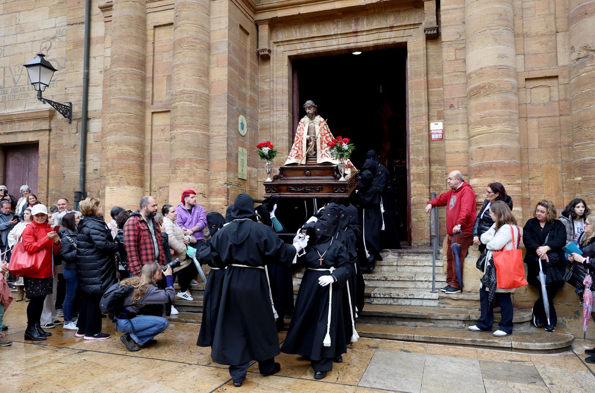 Fotos: La devoción por el Santo Sudario en la Catedral de Oviedo y la procesión del Santo Entierro