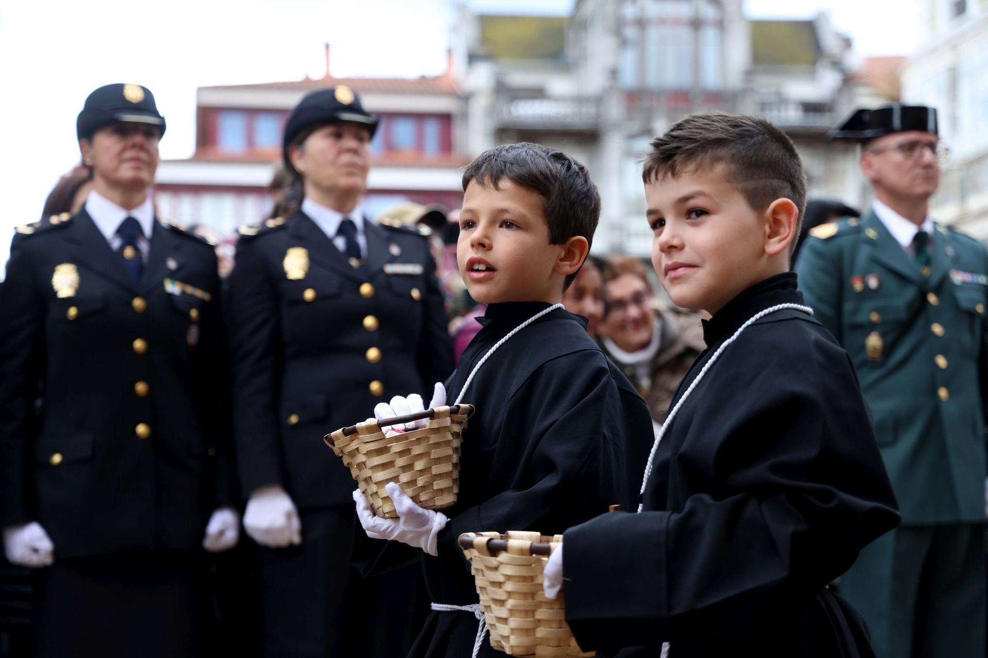 Fotos: La devoción por el Santo Sudario en la Catedral de Oviedo y la procesión del Santo Entierro