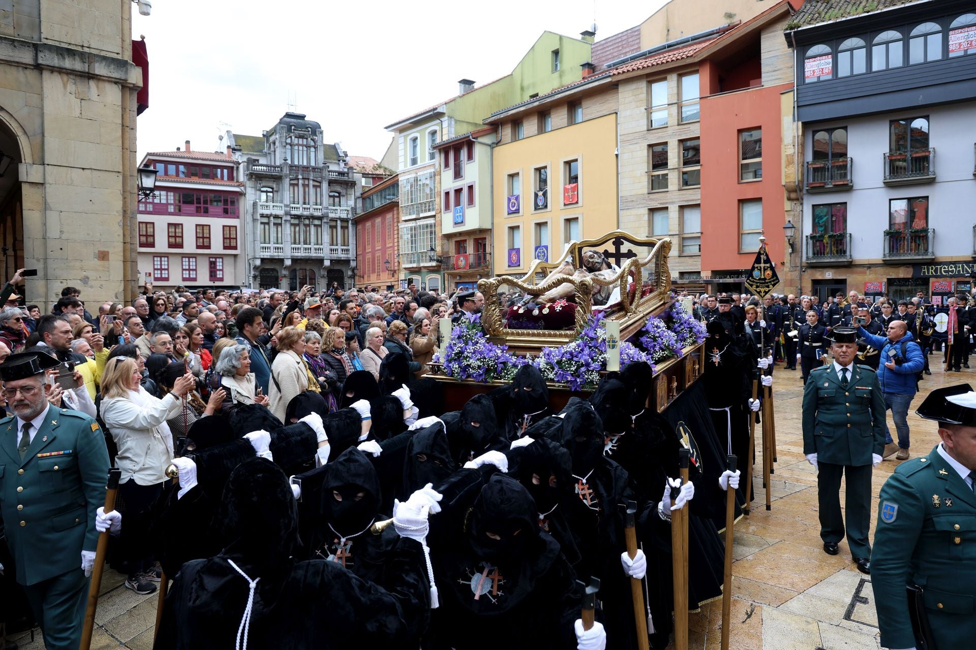 Fotos: La devoción por el Santo Sudario en la Catedral de Oviedo y la procesión del Santo Entierro