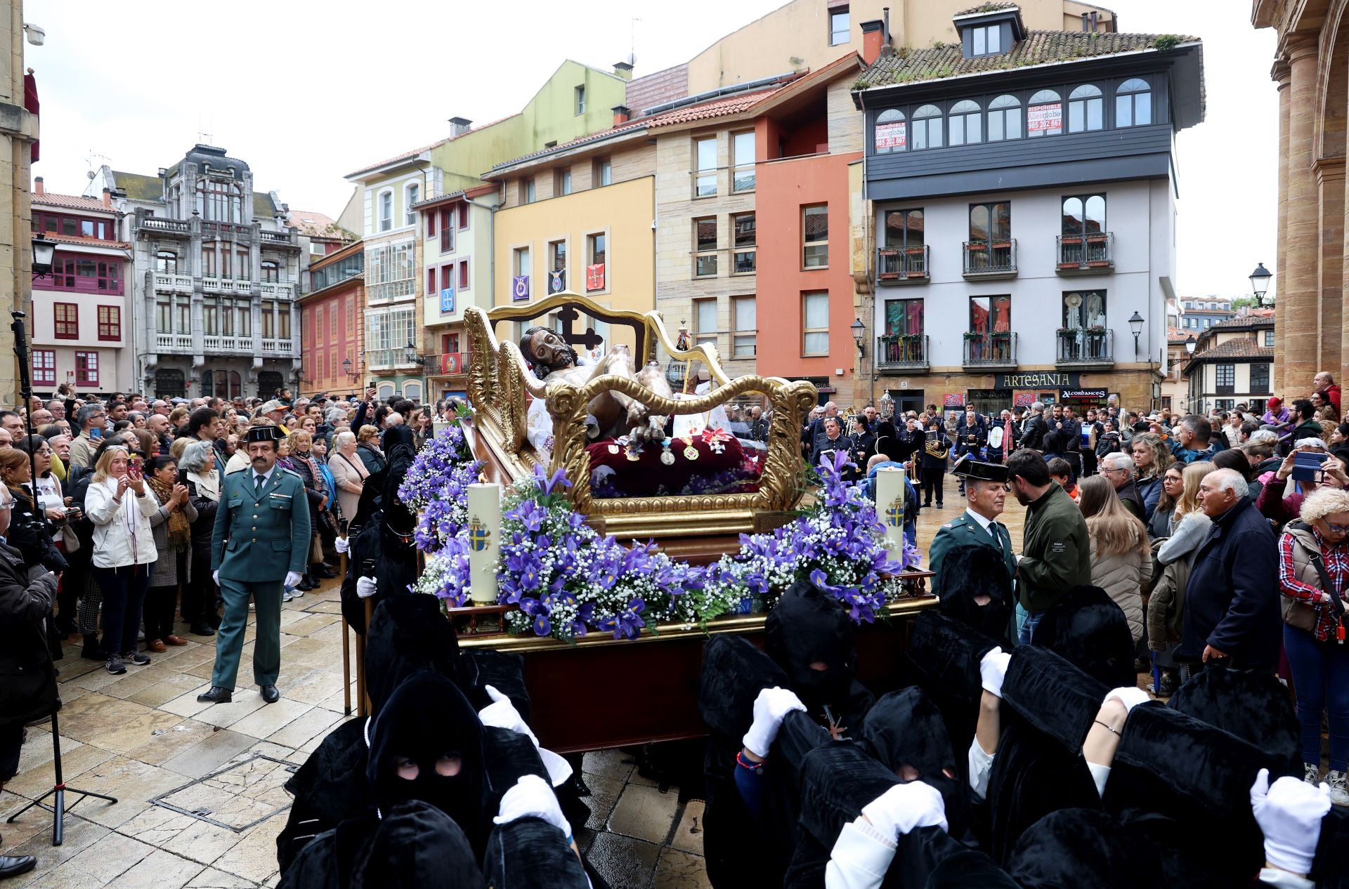 Fotos: La devoción por el Santo Sudario en la Catedral de Oviedo y la procesión del Santo Entierro