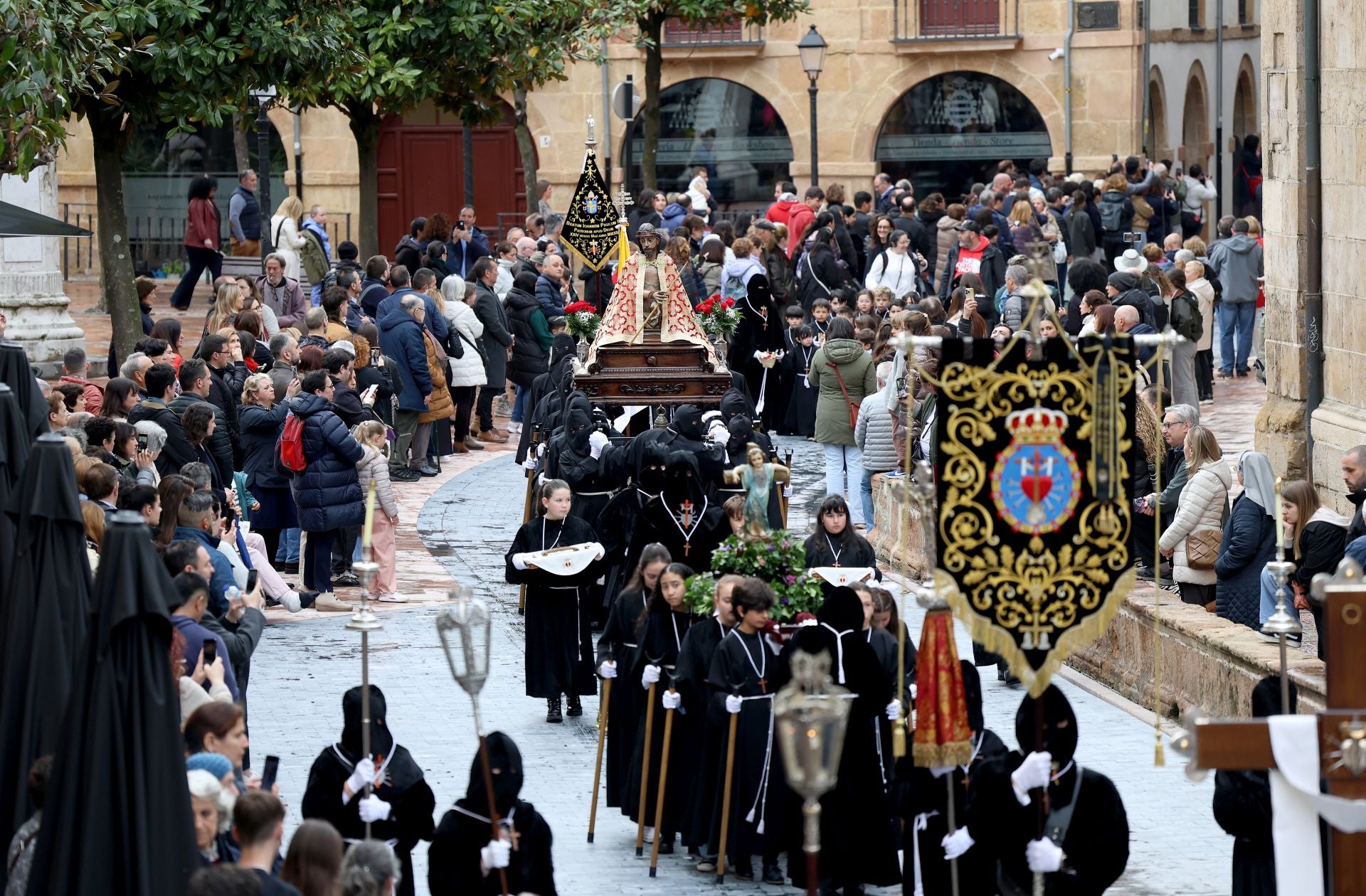 Fotos: La devoción por el Santo Sudario en la Catedral de Oviedo y la procesión del Santo Entierro