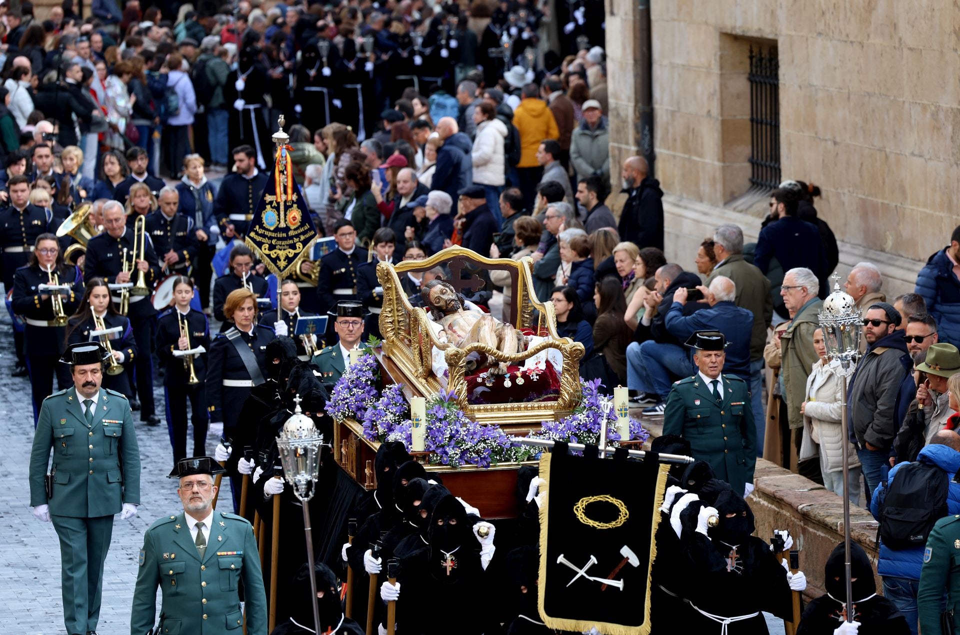 Fotos: La devoción por el Santo Sudario en la Catedral de Oviedo y la procesión del Santo Entierro