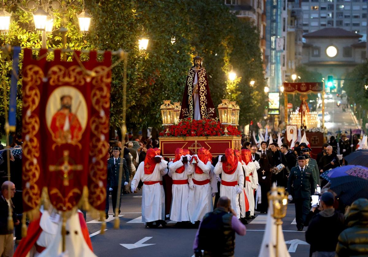 La procesión de Jesús Cautivo, a su paso por la calle de Uría.