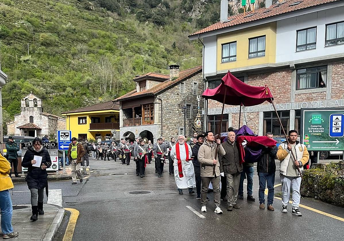 Pola de Somiedo celebra por primera vez su procesión de Semana Santa