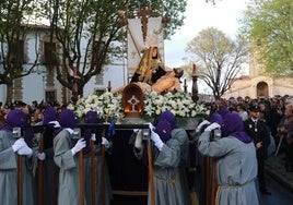 El paso de Nuestra Señora de la piedad al pie de la Cruz, porteado por cofrades de la Santa Vera Cruz, a la salida de la iglesia de San Pedro.