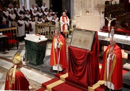 Fotos: La devoción por el Santo Sudario en la Catedral de Oviedo y la procesión del Santo Entierro