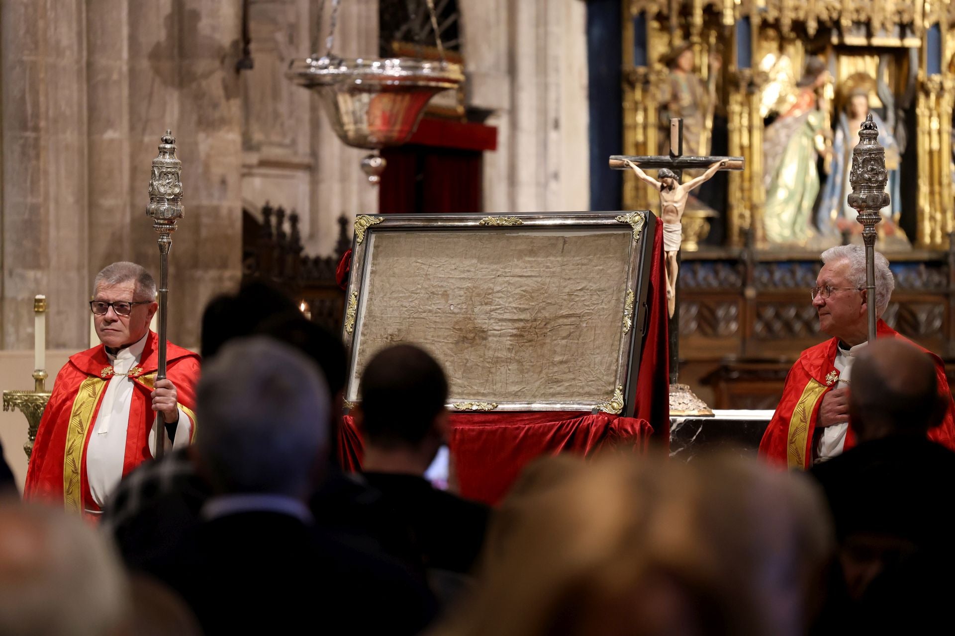 Fotos: La devoción por el Santo Sudario en la Catedral de Oviedo y la procesión del Santo Entierro