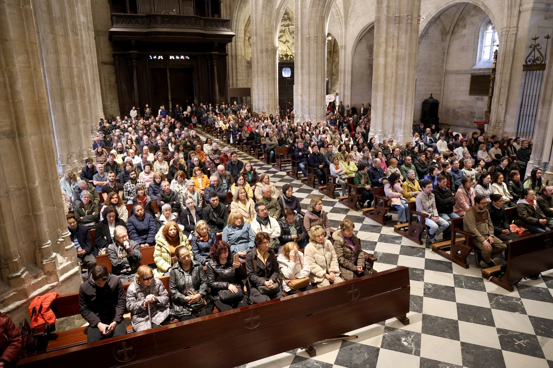 Fotos: La devoción por el Santo Sudario en la Catedral de Oviedo y la procesión del Santo Entierro