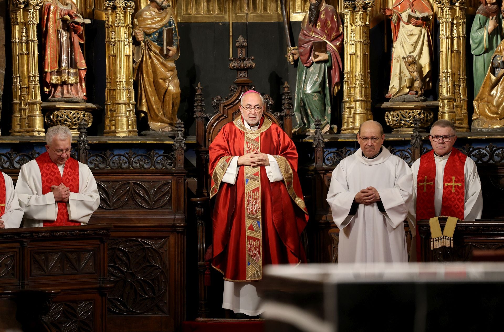 Fotos: La devoción por el Santo Sudario en la Catedral de Oviedo y la procesión del Santo Entierro