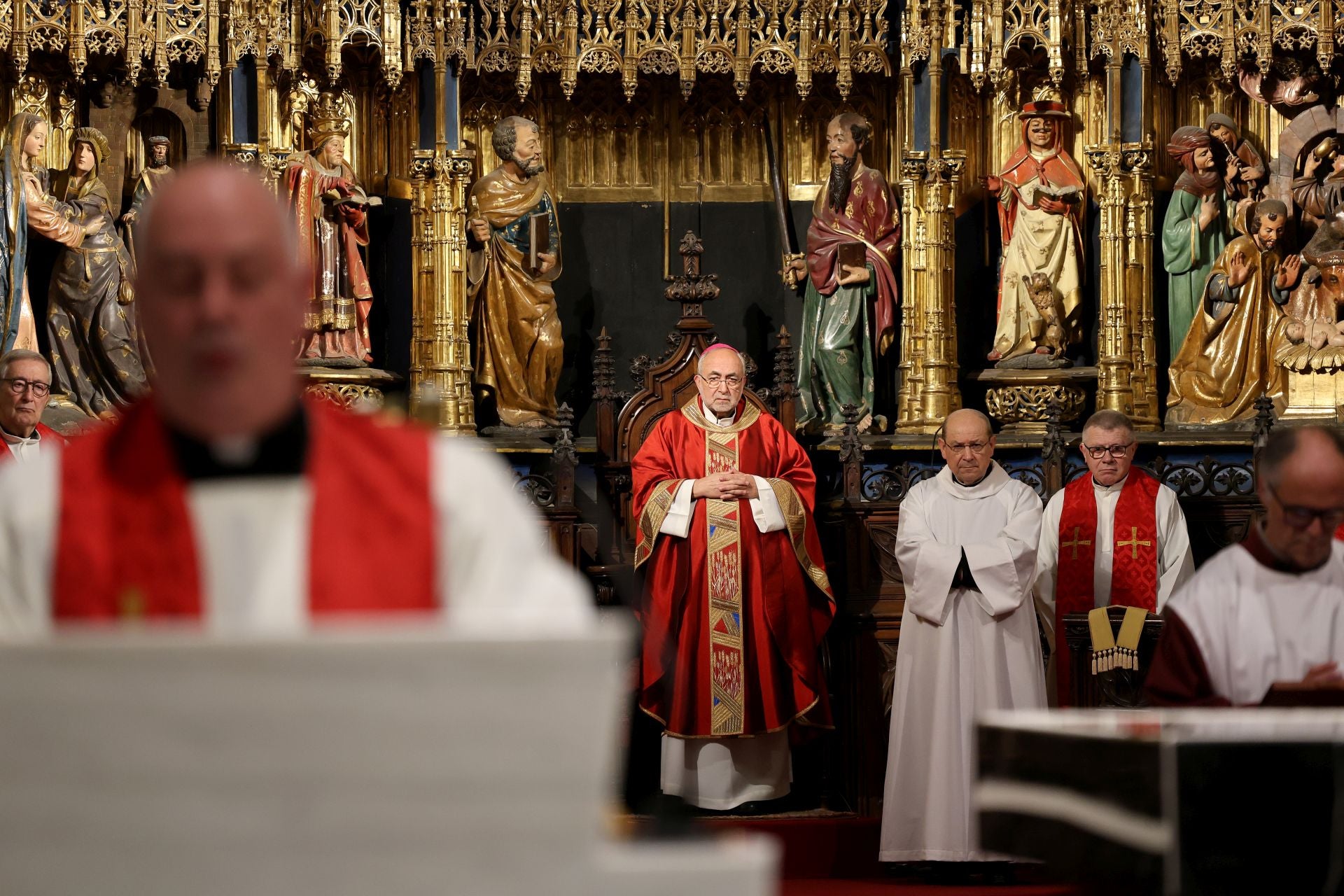 Fotos: La devoción por el Santo Sudario en la Catedral de Oviedo y la procesión del Santo Entierro