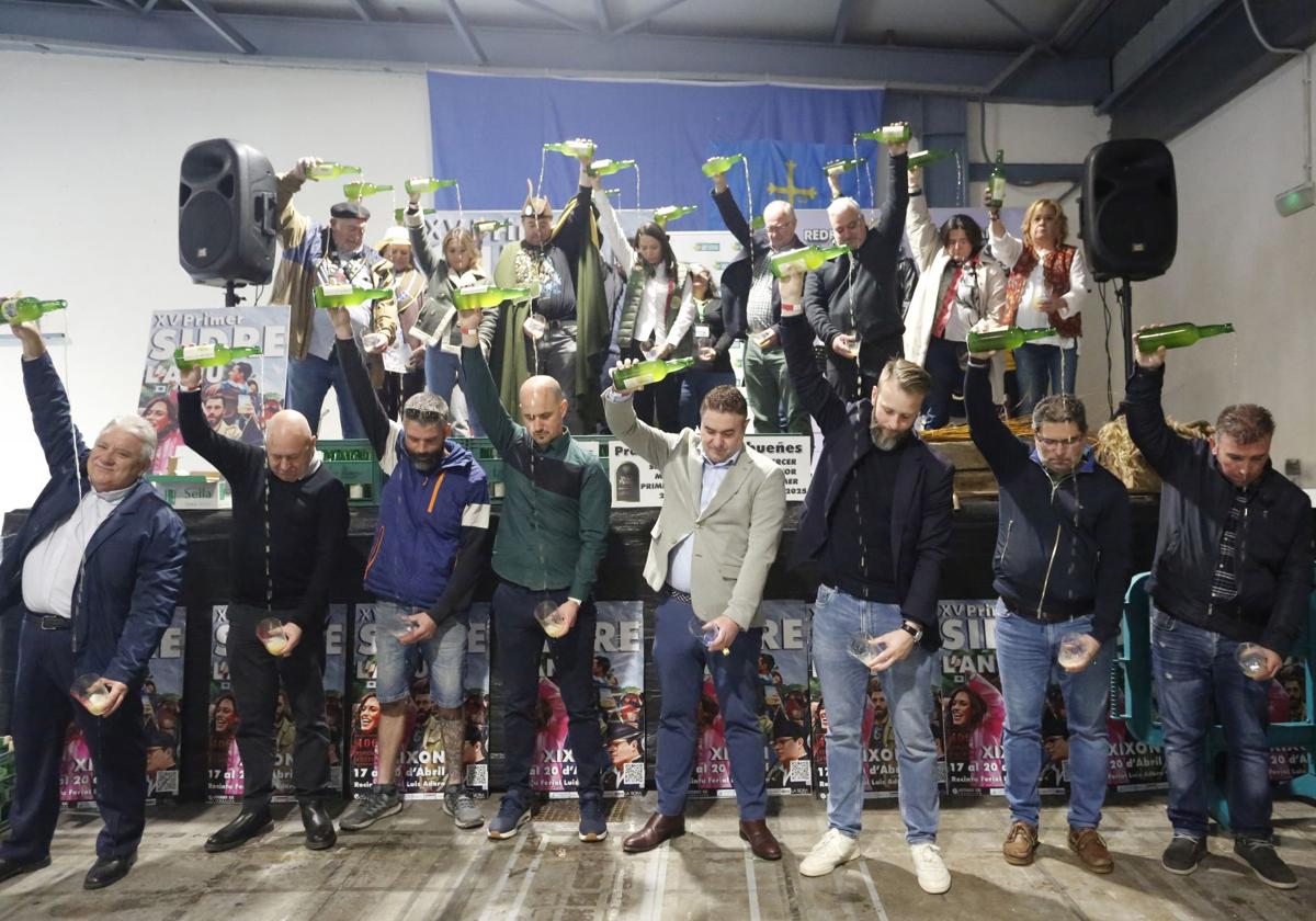 Ganadores, finalistas y representantes de la cultura sidrera escancian el primer culín colectivo.