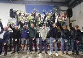 Ganadores, finalistas y representantes de la cultura sidrera escancian el primer culín colectivo.