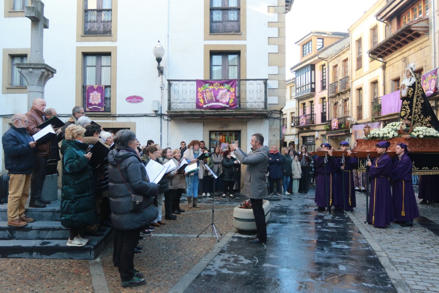 La coral Capilla de la Torre canta el 'Stabat Mater' en la procesión de la Soledad.