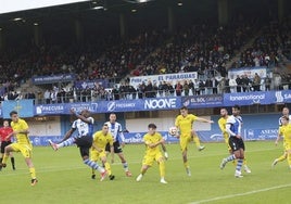 Aspecto de la grada de José Cueto, con un lleno absoluto, en el derbi del pasado miércoles frente al Langreo en el Suárez Puerta.