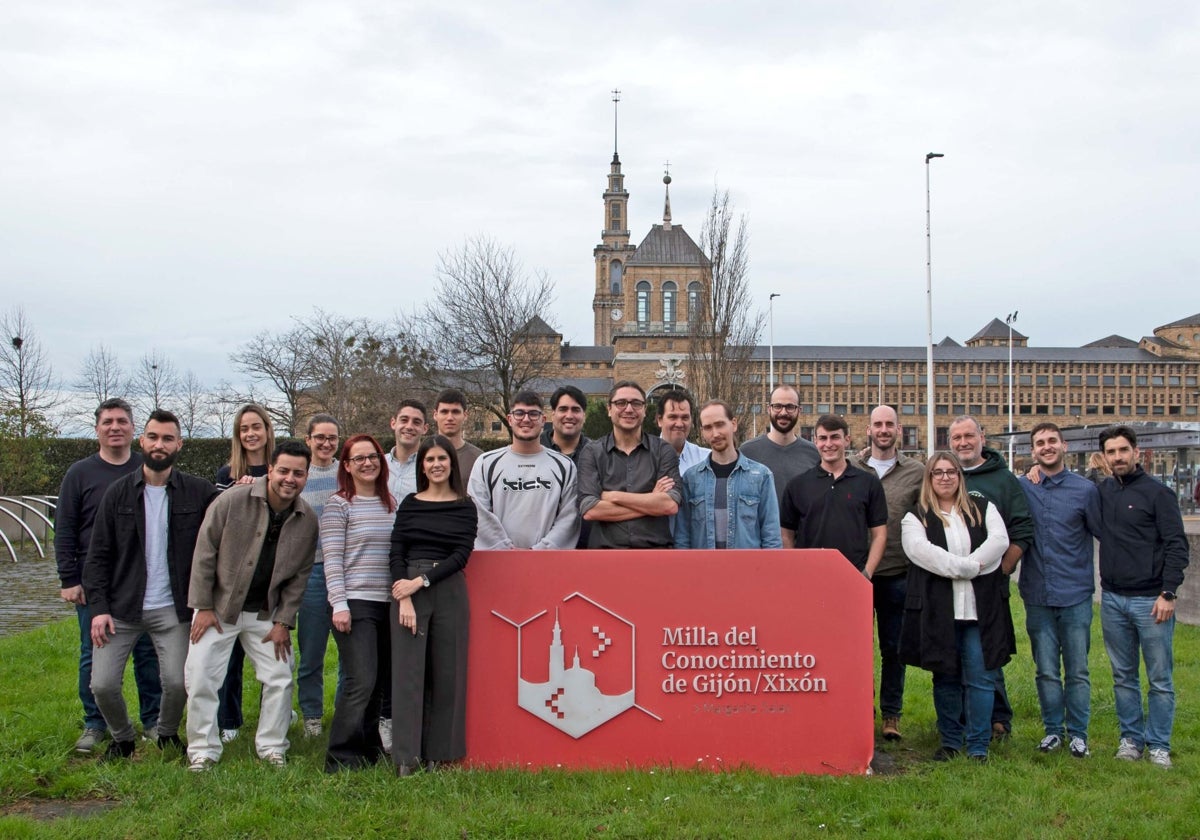 Alejandro Orviz, en el centro, con el personal que integra Bluco. La empresa está radicada en el Parque Científico Tecnológico de Gijón.