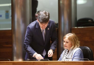 Borja Sánchez, consejero de Ciencia e Industria, conversa con la diputada Covadonga Tomé.