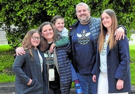 Ana Piera, con el pequeño Javi a hombros, junto a Celestino Gómez, y las hermanas Ana y Amaia.