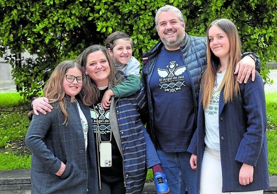 Ana Piera, con el pequeño Javi a hombros, junto a Celestino Gómez, y las hermanas Ana y Amaia.