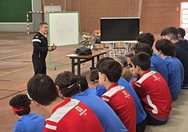 Manolo Cadenas, durante su exposición a los jugadores infantiles del Bosco y entrenadores del club.