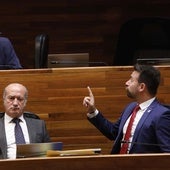 Luis Venta, en su escaño, junto al presidente del PP de Asturias, Álvaro Queipo, quien conversa con el también diputado popular Salvador Méndez.