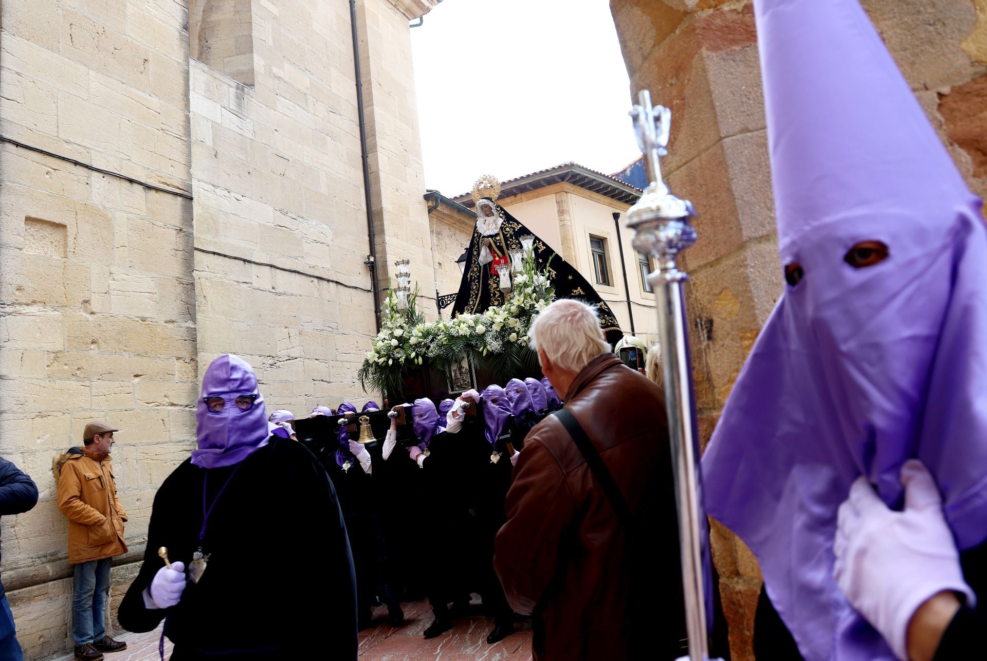 Fotos: La procesión de la Soledad en Oviedo