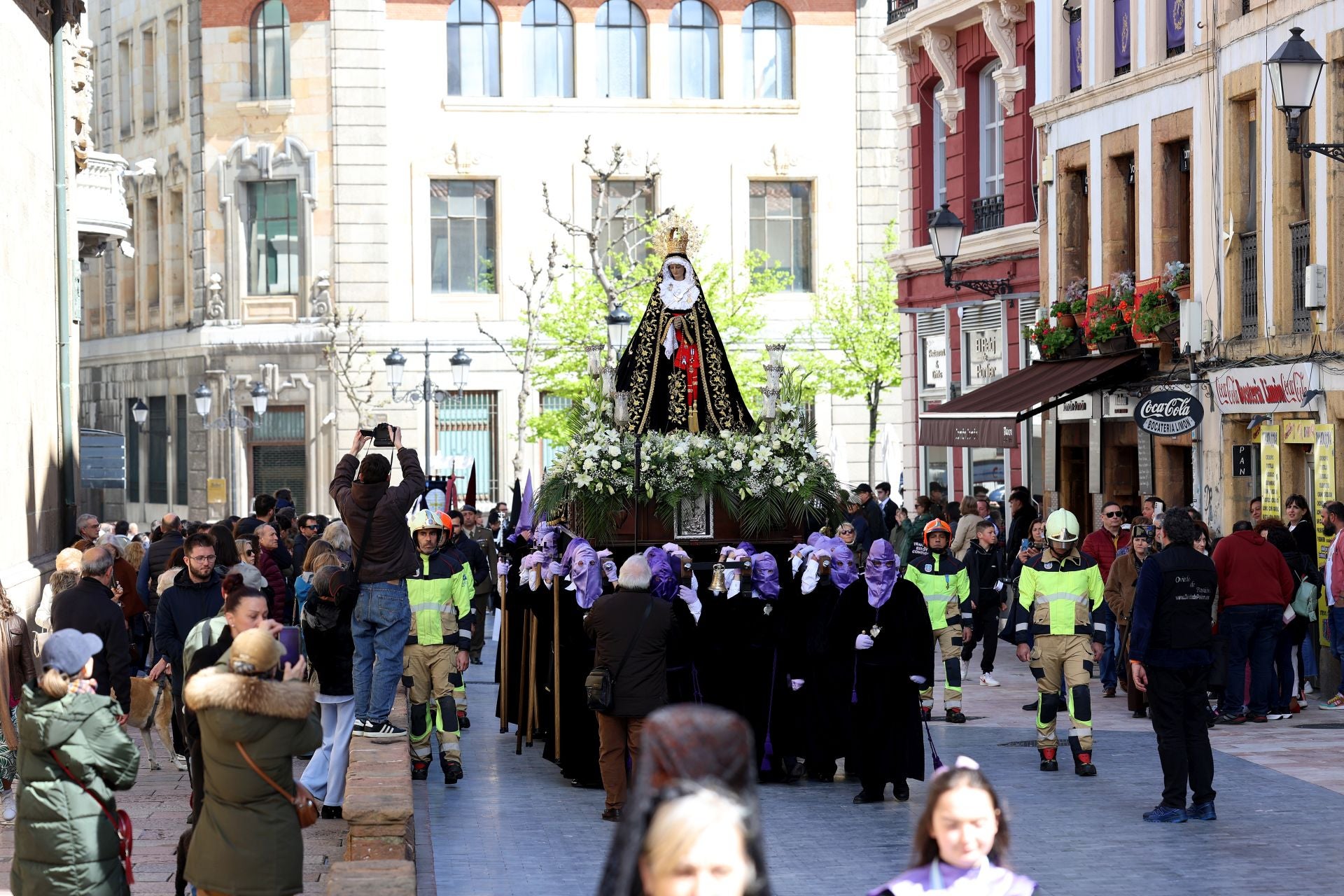 Fotos: La procesión de la Soledad en Oviedo