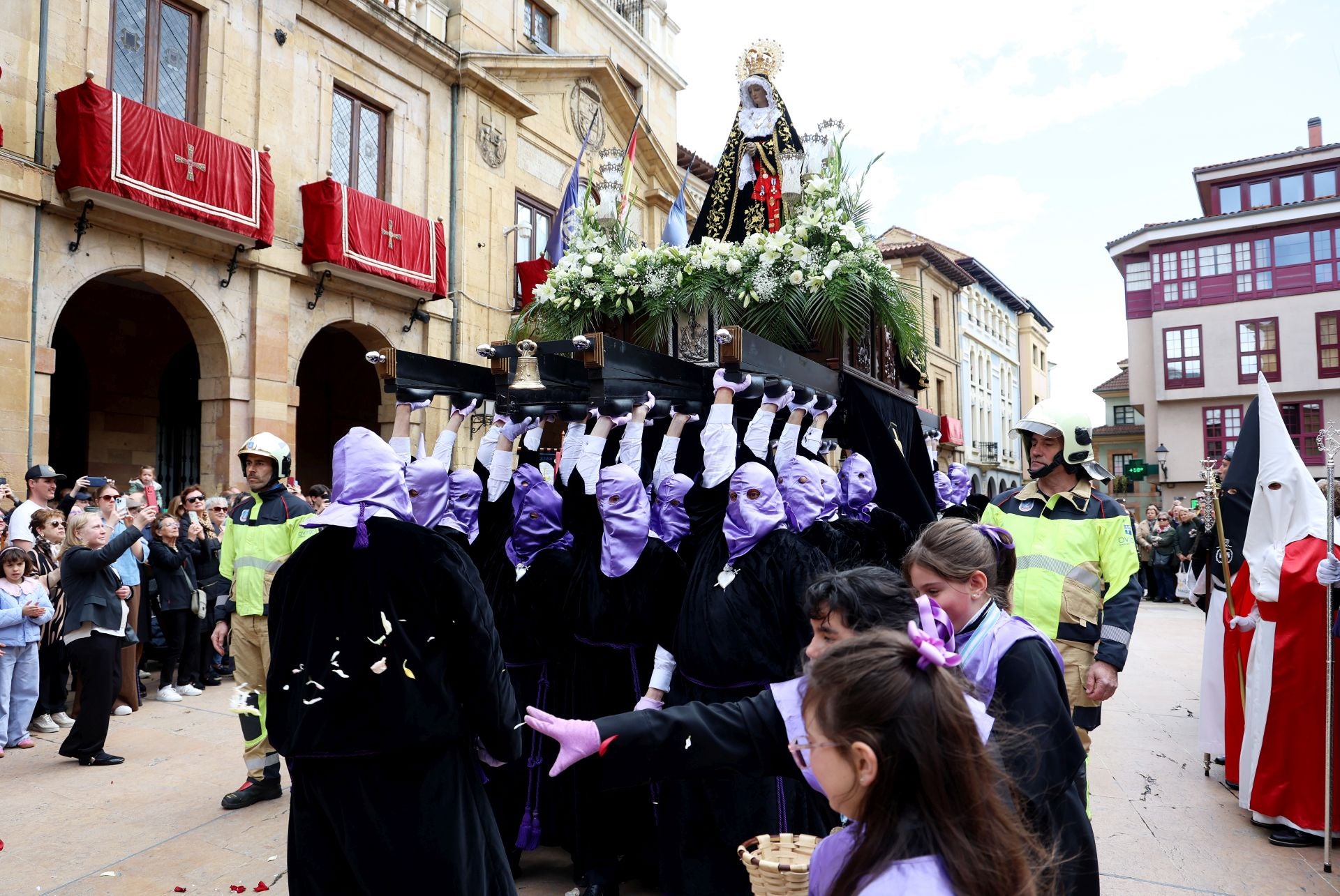 Fotos: La procesión de la Soledad en Oviedo