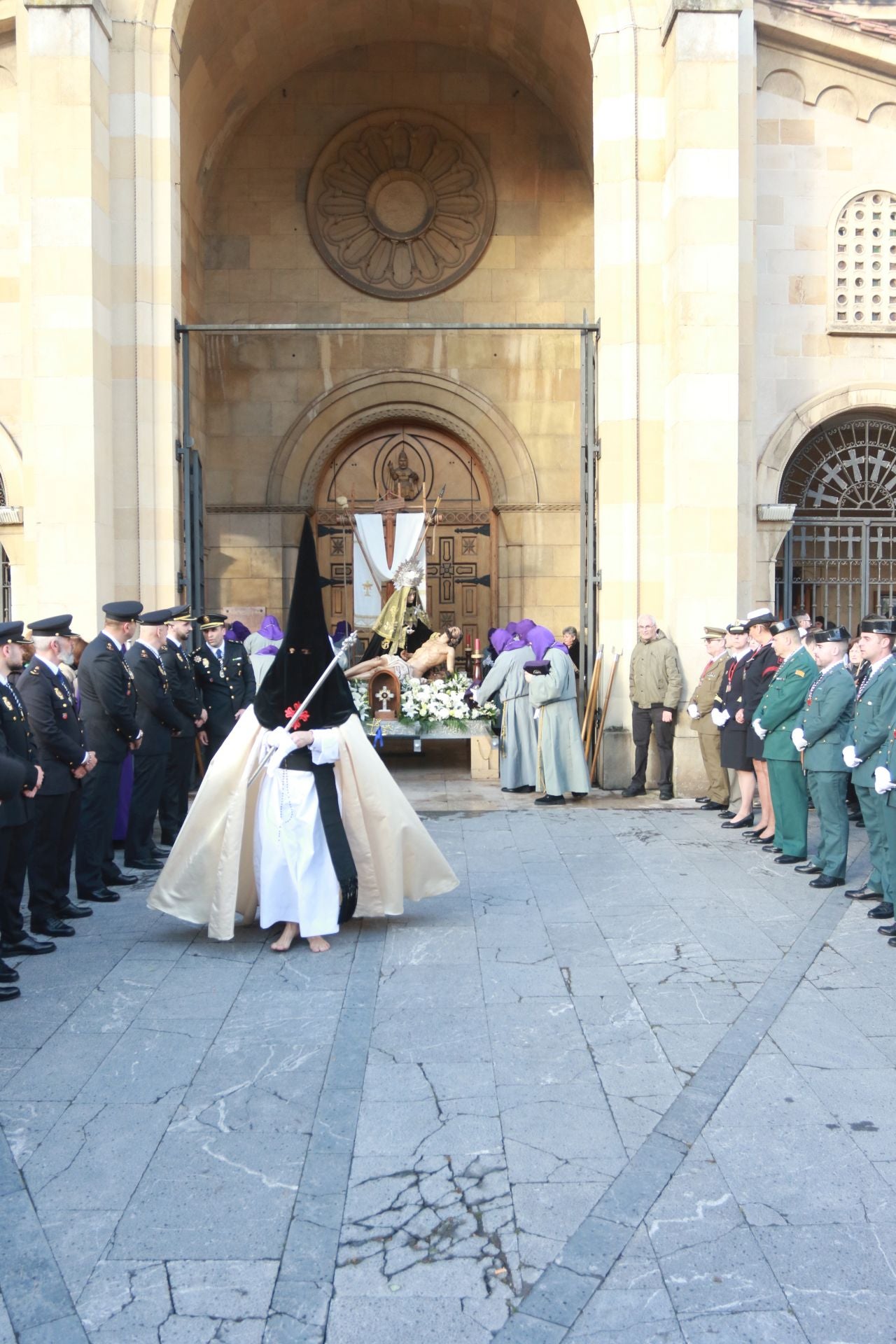 La procesión del Santo Entierro de Gijón desafía a la lluvia