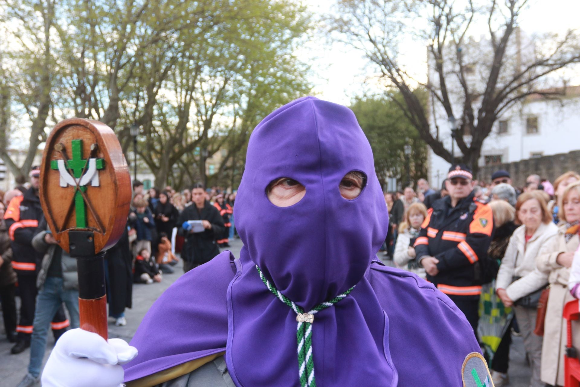 La procesión del Santo Entierro de Gijón desafía a la lluvia