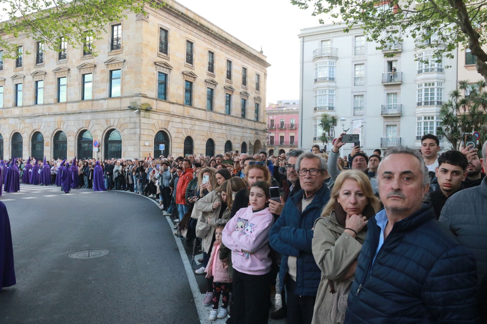 La procesión del Santo Entierro de Gijón desafía a la lluvia