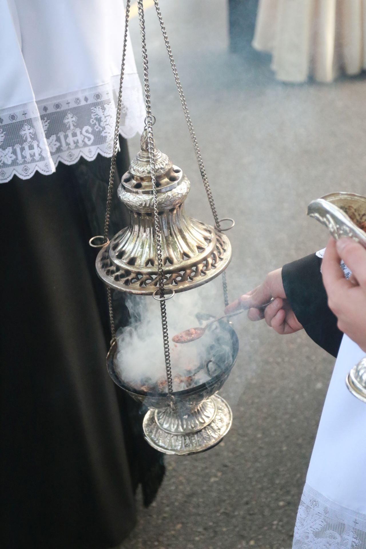 La procesión del Santo Entierro de Gijón desafía a la lluvia