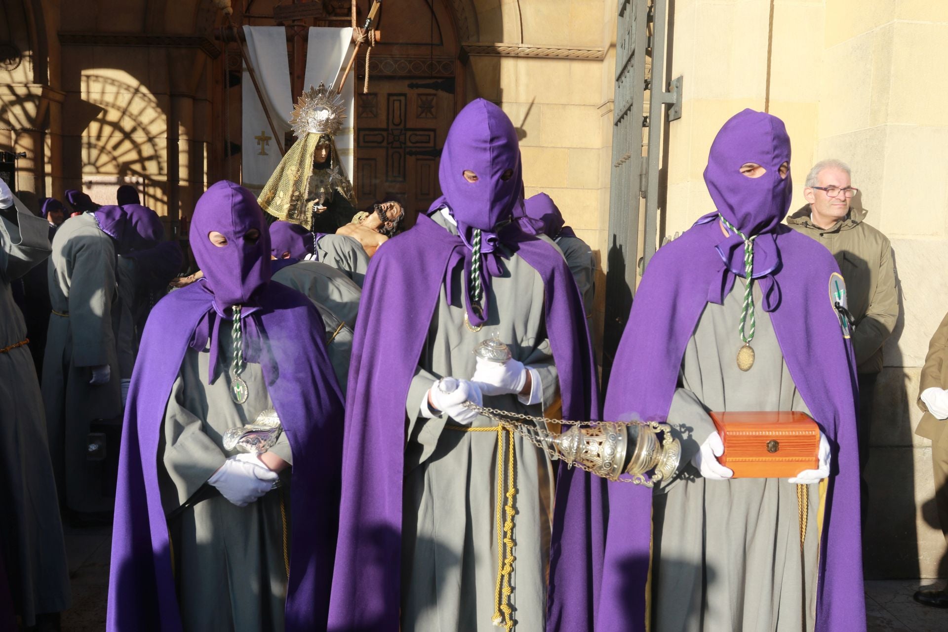 La procesión del Santo Entierro de Gijón desafía a la lluvia