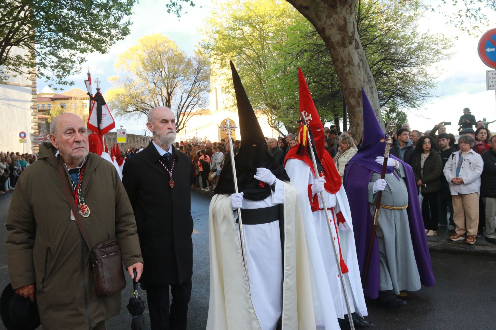La procesión del Santo Entierro de Gijón desafía a la lluvia
