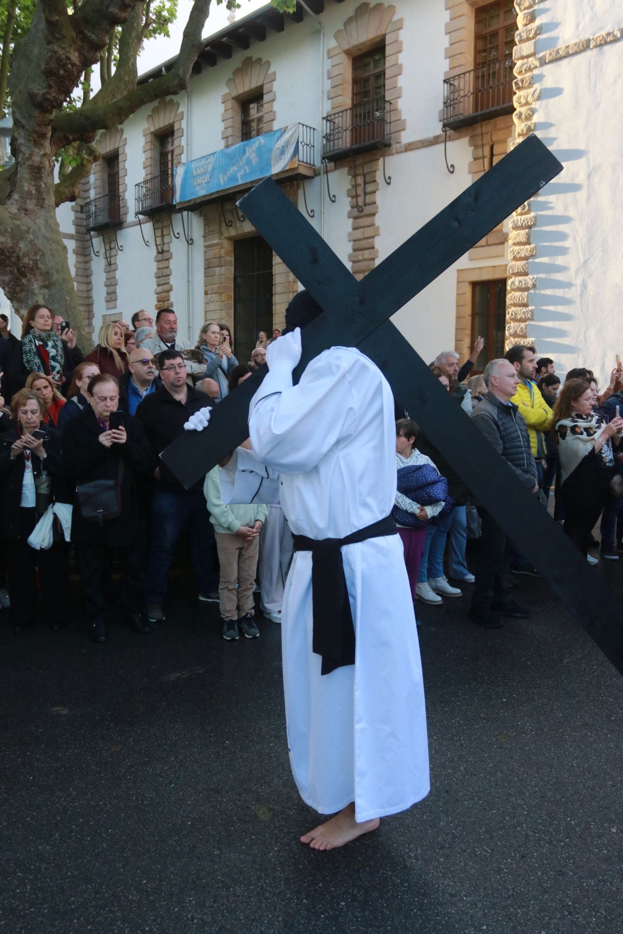 La procesión del Santo Entierro de Gijón desafía a la lluvia