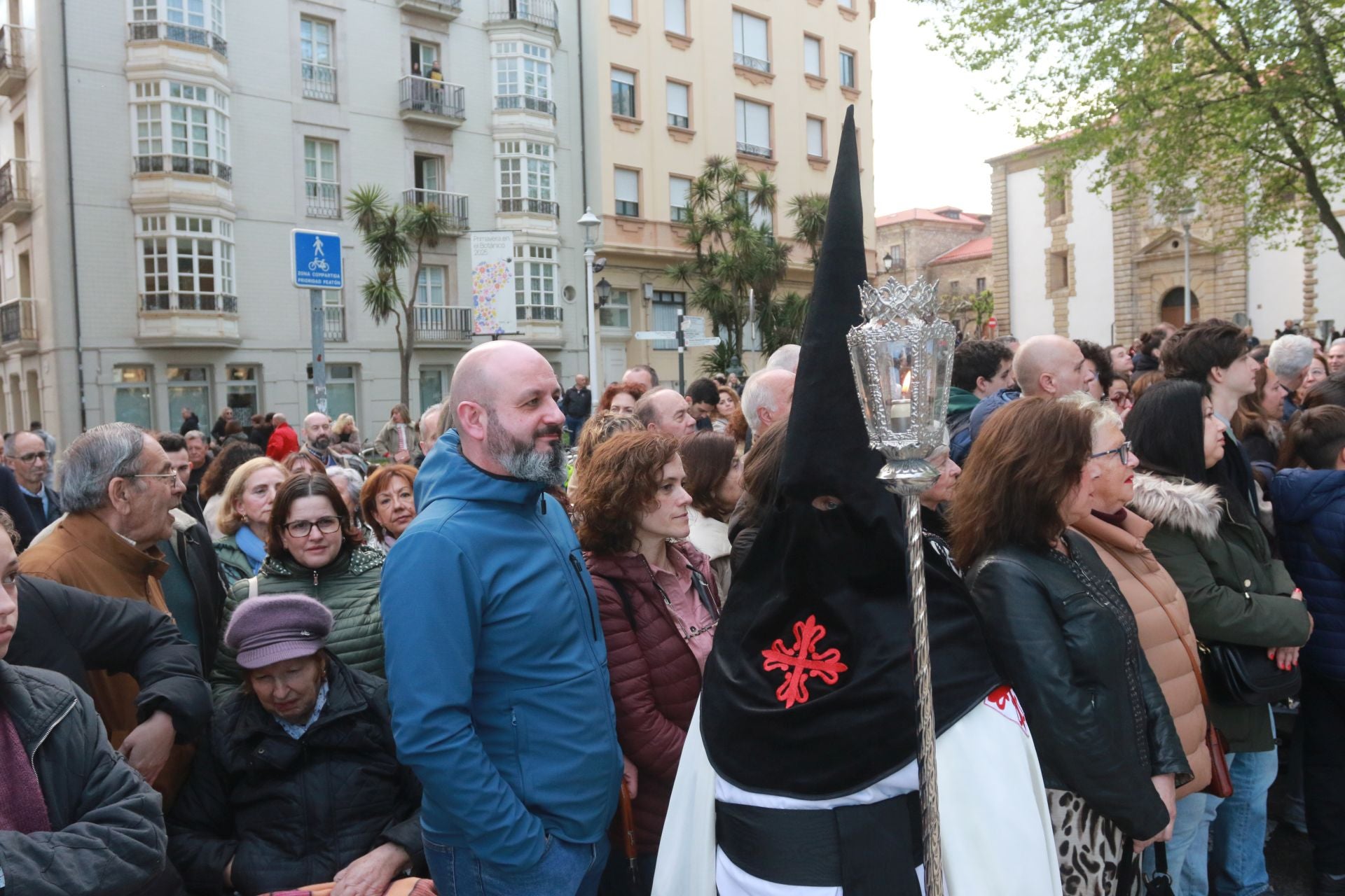 La procesión del Santo Entierro de Gijón desafía a la lluvia