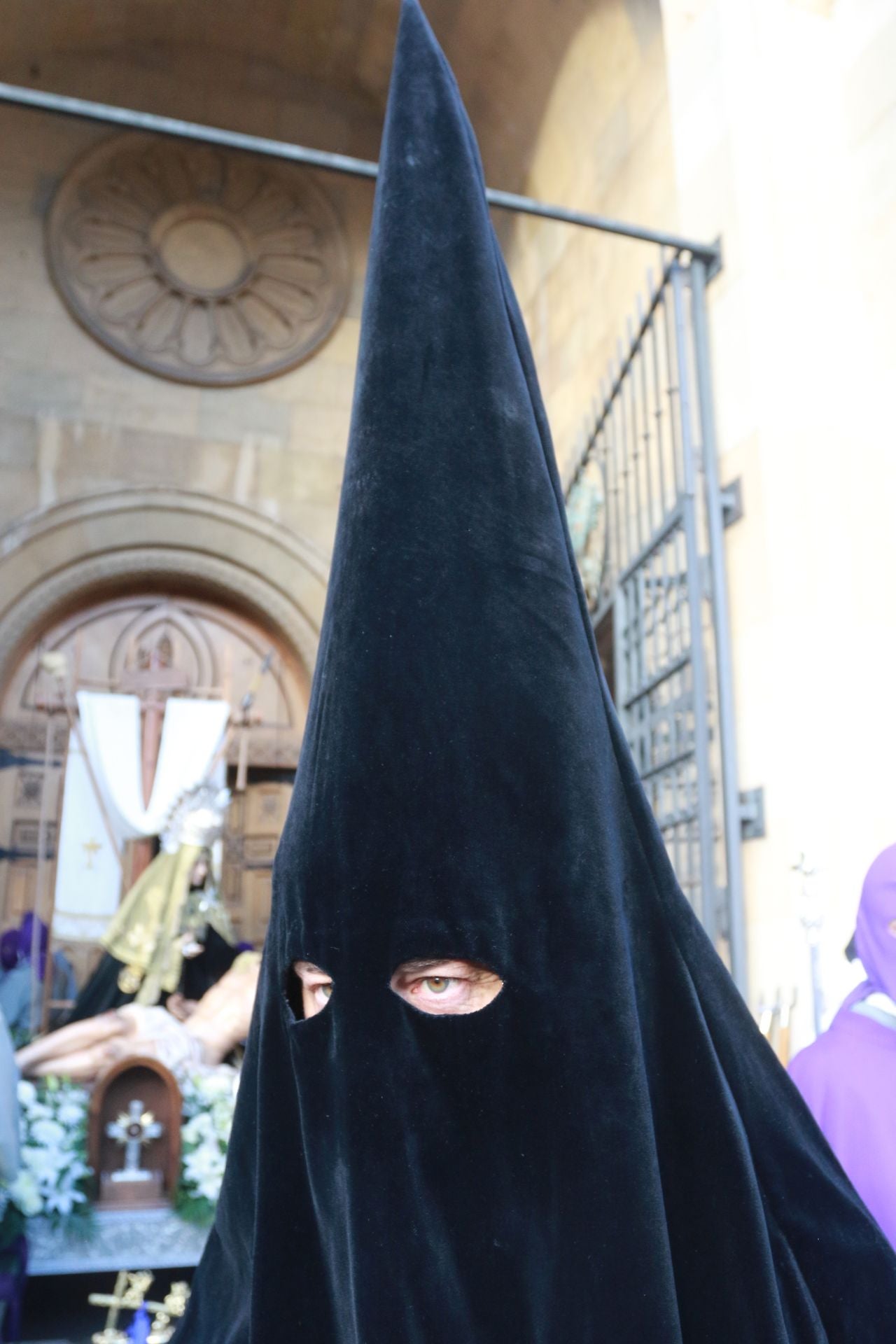 La procesión del Santo Entierro de Gijón desafía a la lluvia