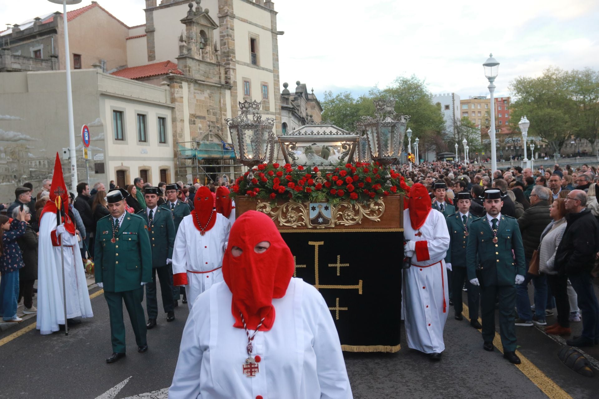 La procesión del Santo Entierro de Gijón desafía a la lluvia