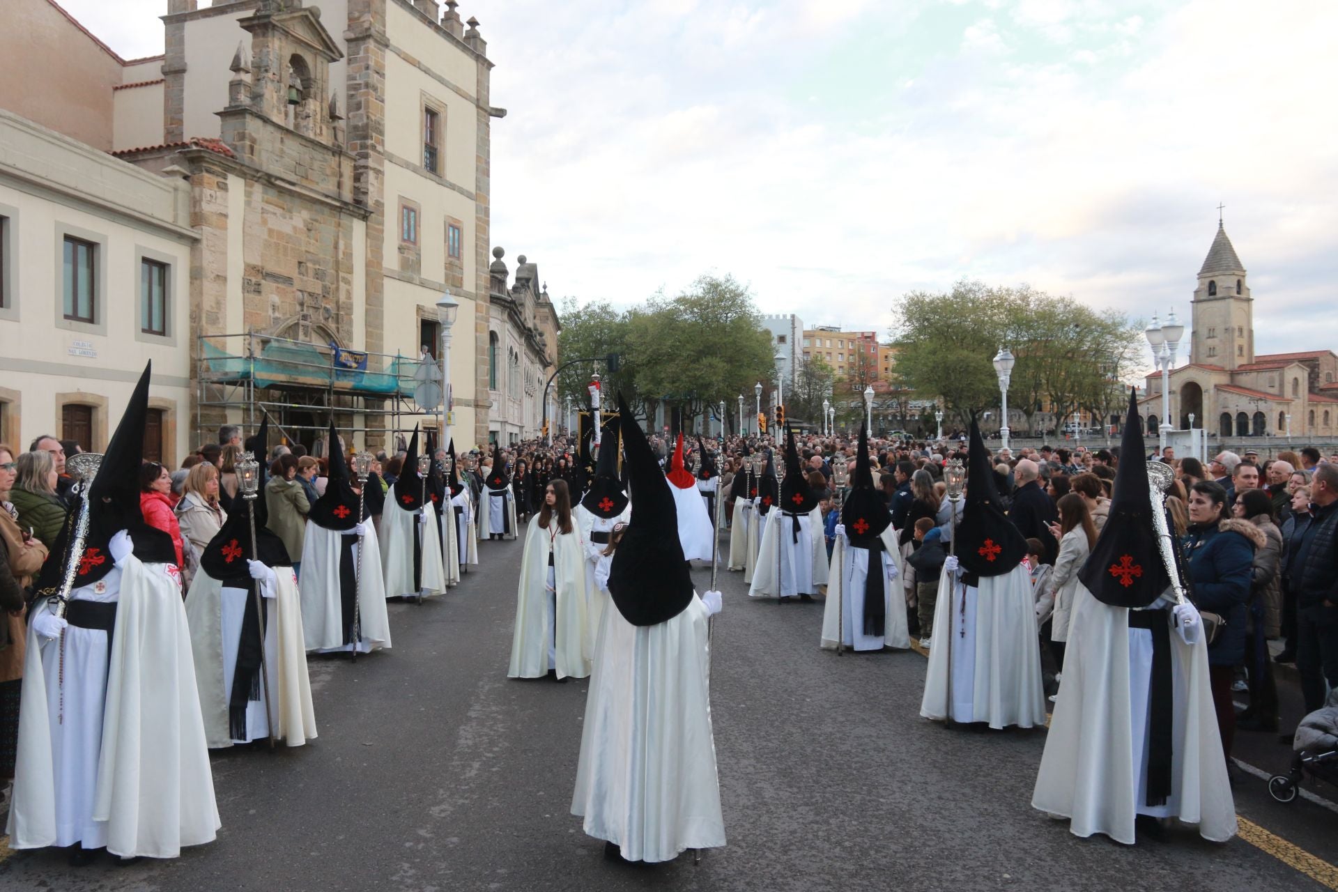 La procesión del Santo Entierro de Gijón desafía a la lluvia