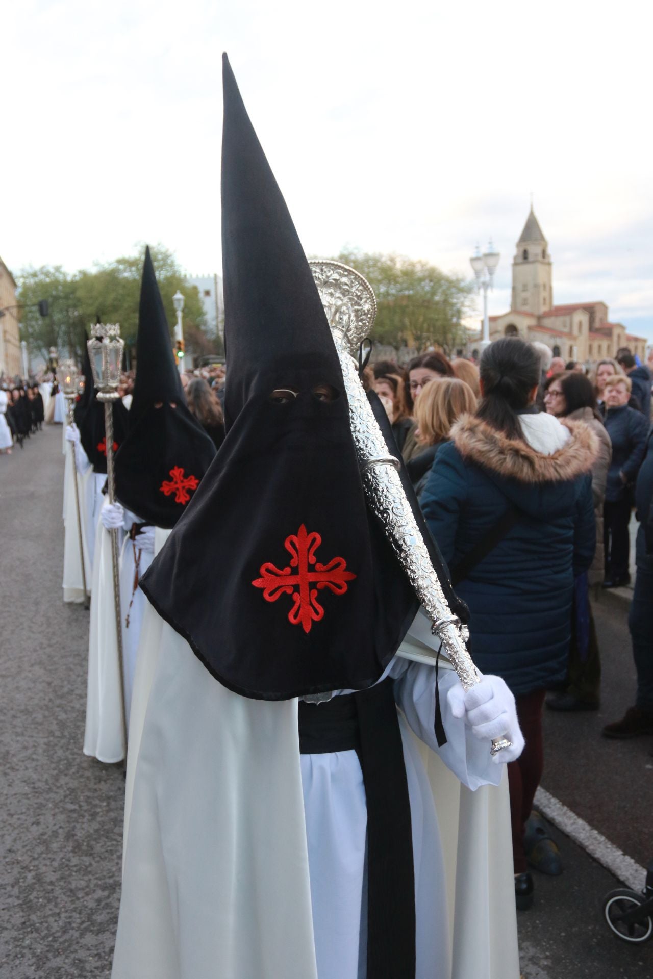 La procesión del Santo Entierro de Gijón desafía a la lluvia