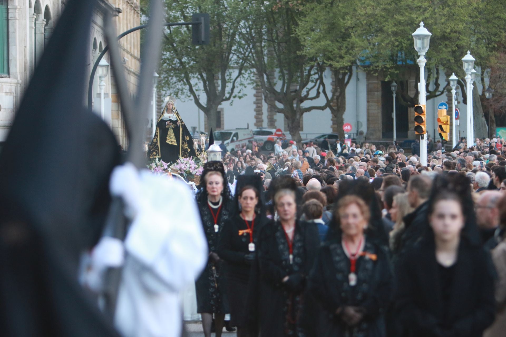 La procesión del Santo Entierro de Gijón desafía a la lluvia