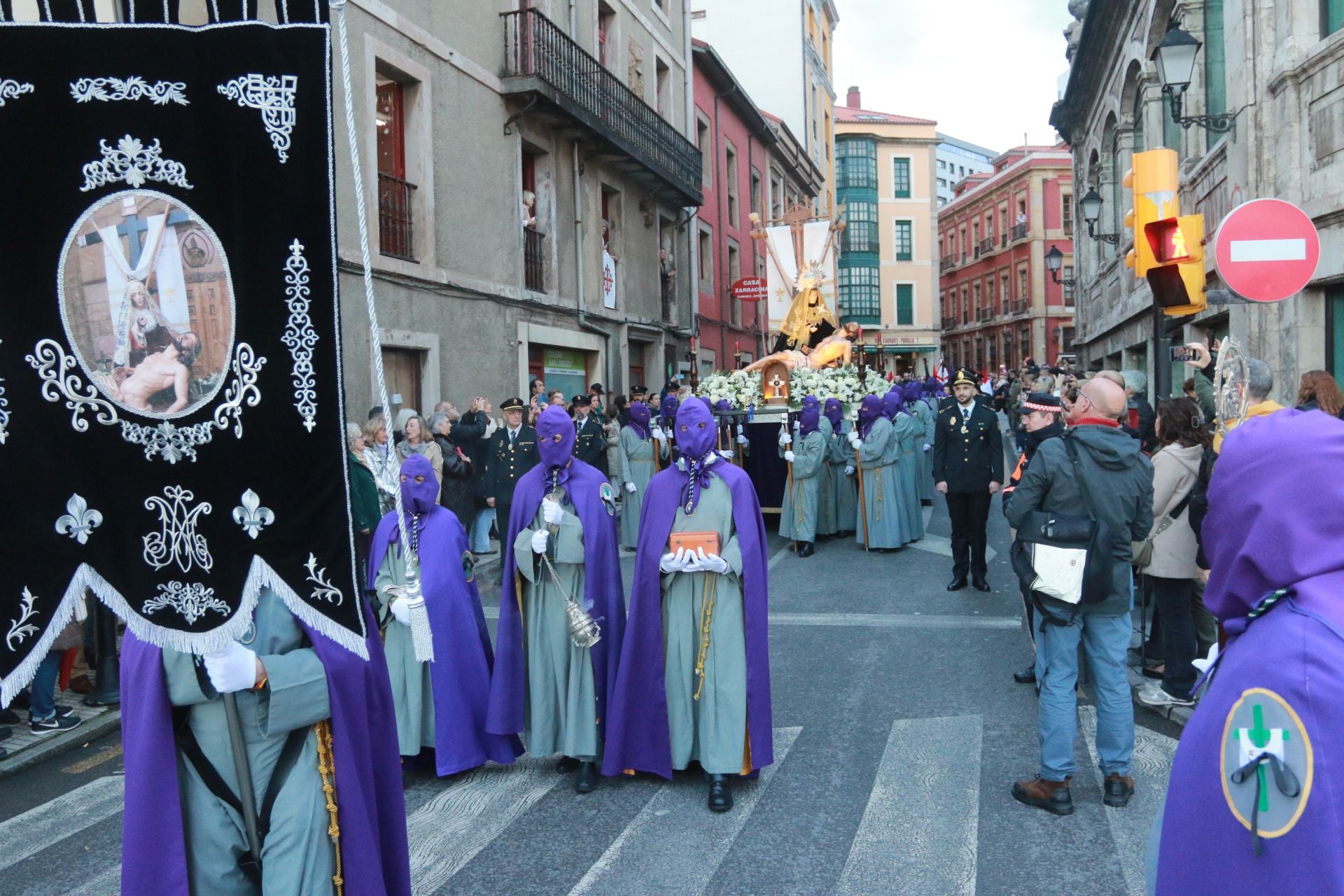 La procesión del Santo Entierro de Gijón desafía a la lluvia