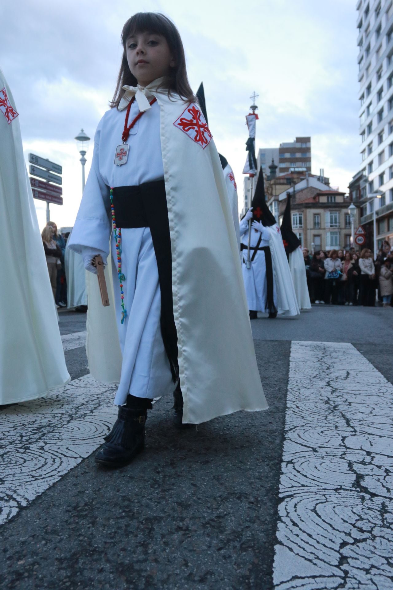 La procesión del Santo Entierro de Gijón desafía a la lluvia