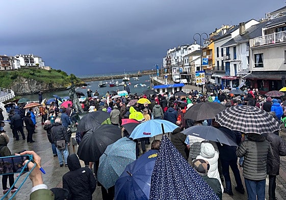 El puerto de Tapia de Casariego se llenó de cientos de personas contra la iniciativa de Black Dragon para explotar el yacimiento de Salave.