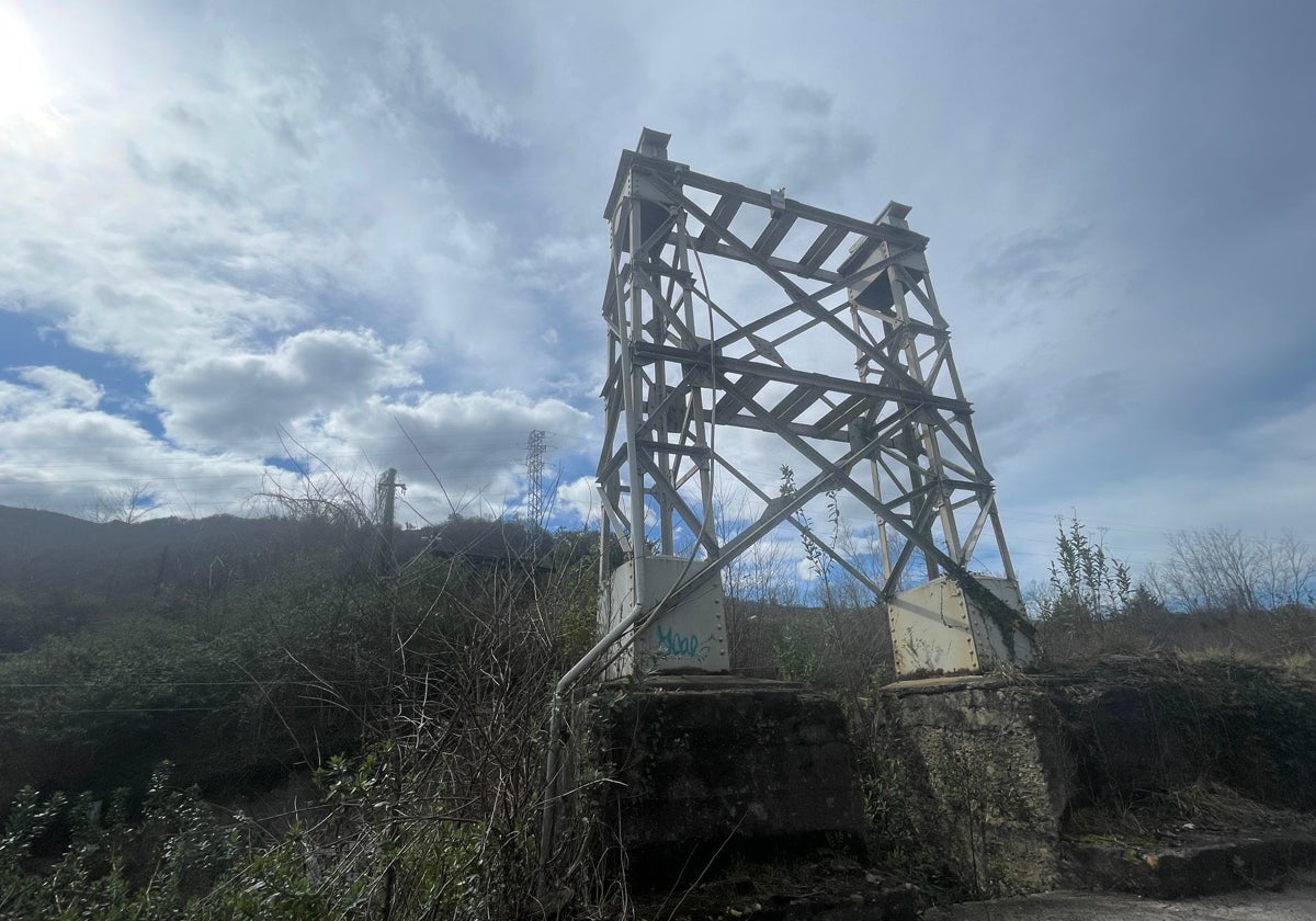 Hunosa tramita con Adif la colocación del tramo restaurado del puente Rimoria