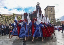Los Sanjuaninos de Avilés, en las profesiones de Semana Santa.