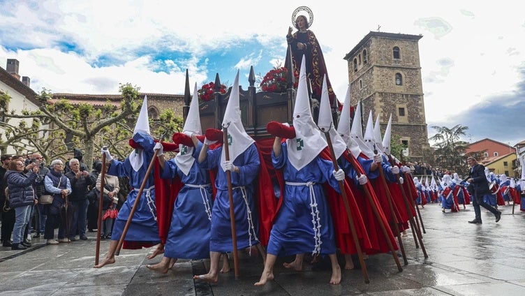 Los Sanjuaninos de Avilés, en las profesiones de Semana Santa.