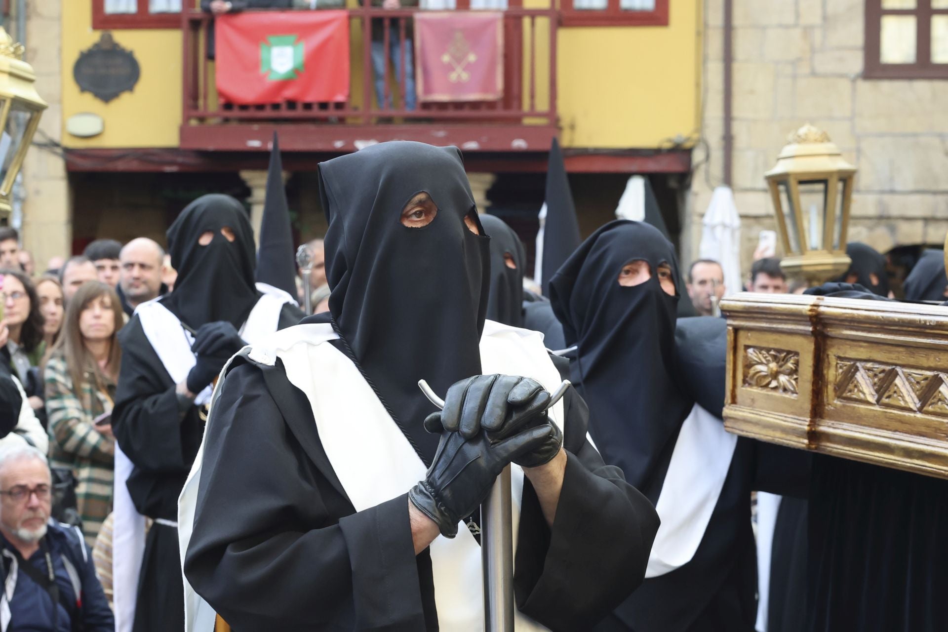Las mejores imágenes de la procesión del Santo Entierro en Avilés