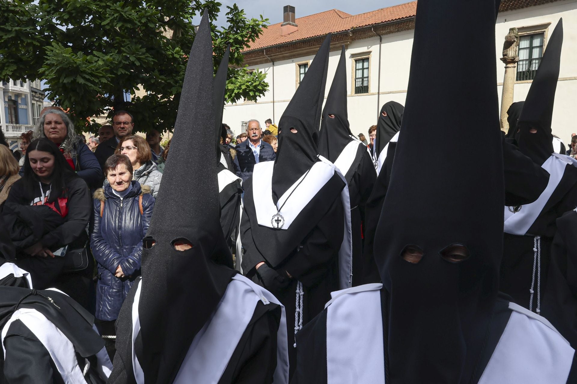 Las mejores imágenes de la procesión del Santo Entierro en Avilés